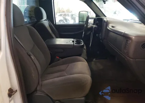 2005 Chevrolet Silverado K1500 z USA, uszkodzony, nr VIN 1GCEK14TX5Z282970